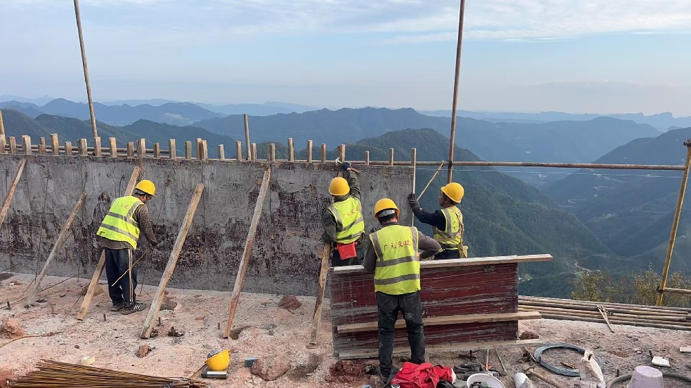 筑路修橋后，群山闊然時 ——劍閣縣下寺至利州區(qū)月壩公路項目（三個石至硝洞埡段）高質(zhì)量建設(shè)側(cè)記